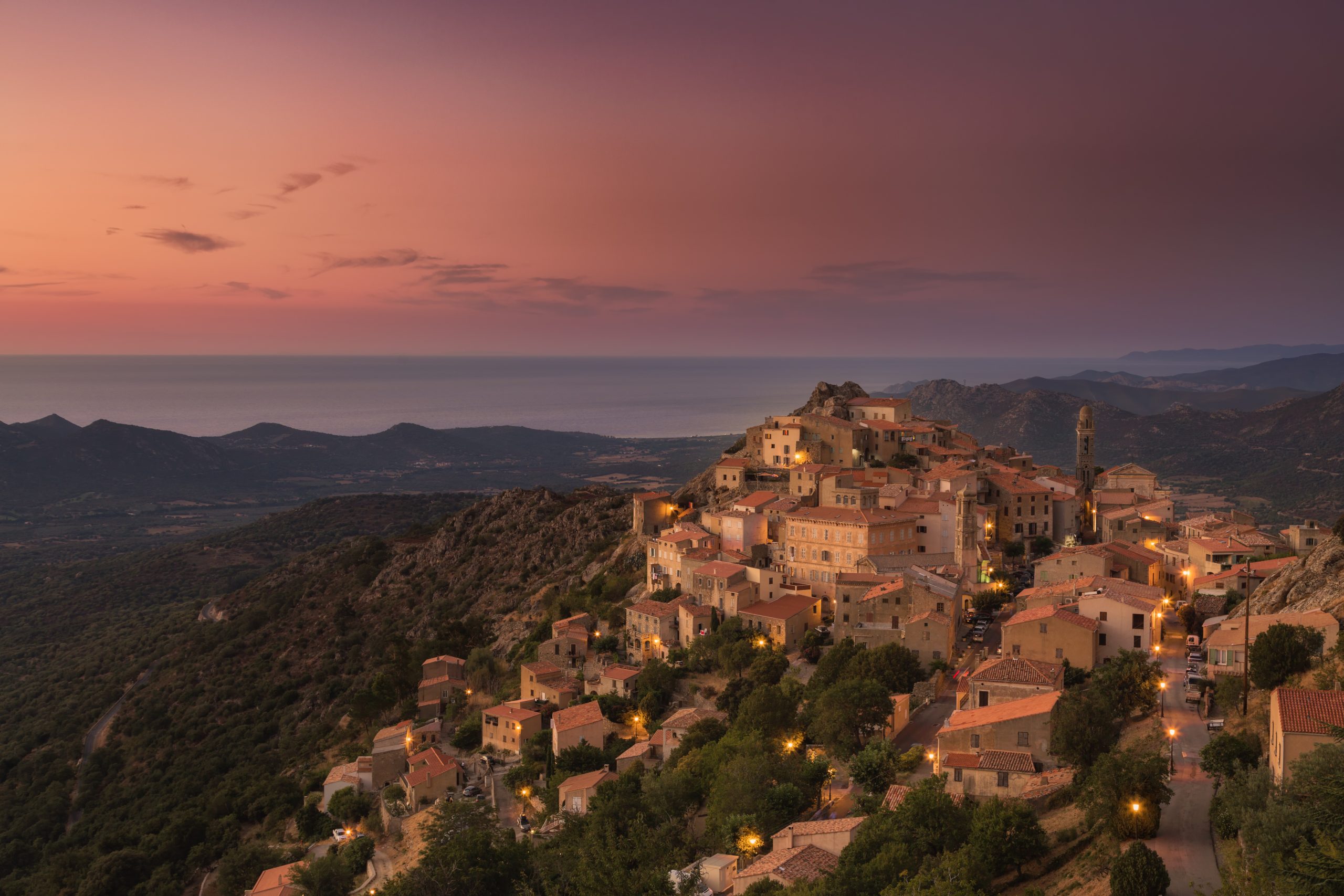 Le village de Speluncatu au coucher de soleil