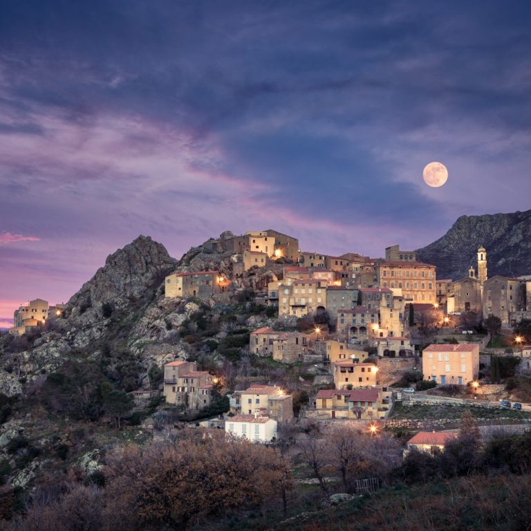 Le village de Speluncatu vu de nuit avec une pleine lune